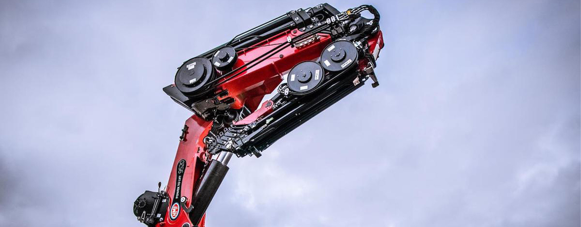 Enrouleurs DEMAC montés sur la flèche d’une grue Fassi