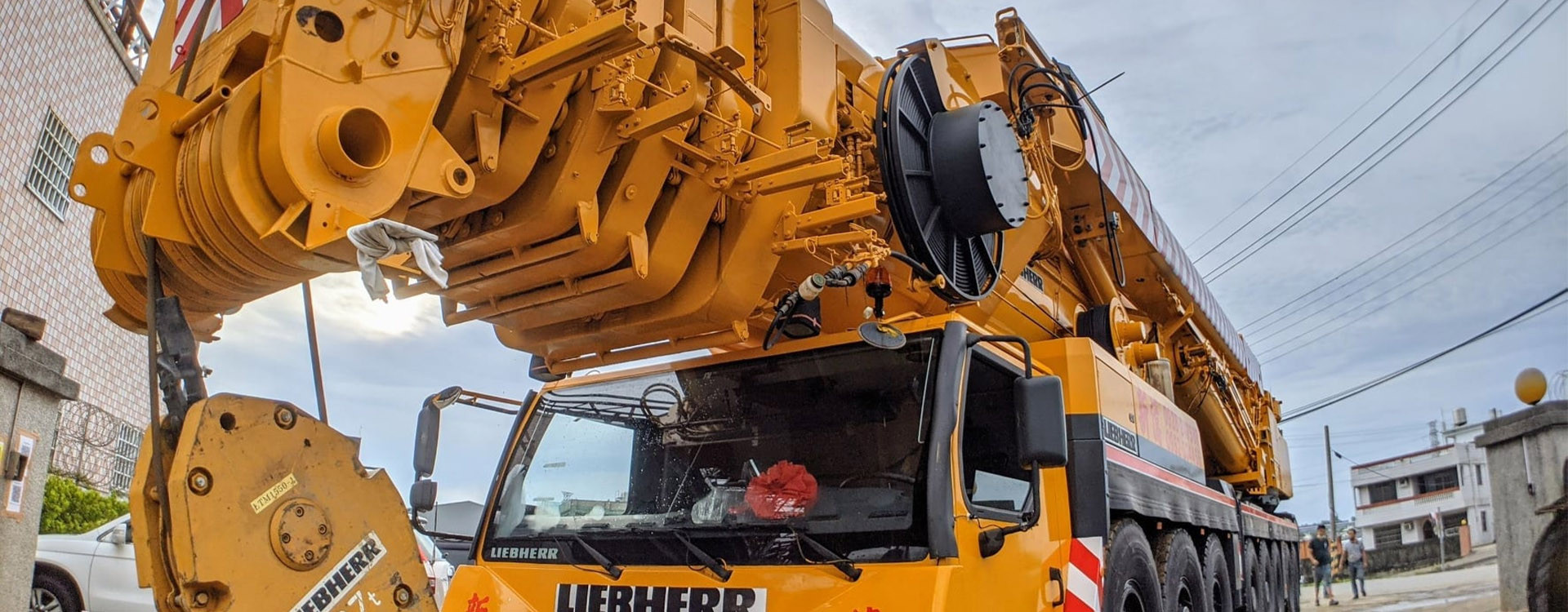 Enrouleur et faisceau installés sur une grue Liebherr